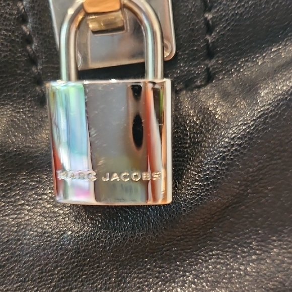 Marc Jacobs Elegant Black Shoulder Bag - Picture 3 of 10